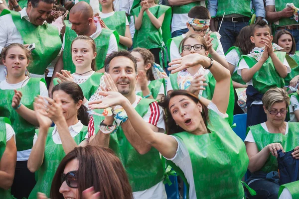50.000 tenåringer deltar på en religiøs seremoni på San Siro stadion i Milano, Italia – stockfoto
