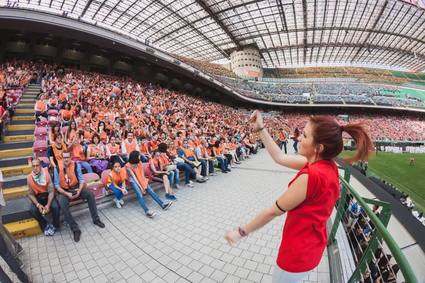 50.000 teenagers take part in a religious ceremony at San Siro stadium in Milan, Italy — Stock Photo, Image