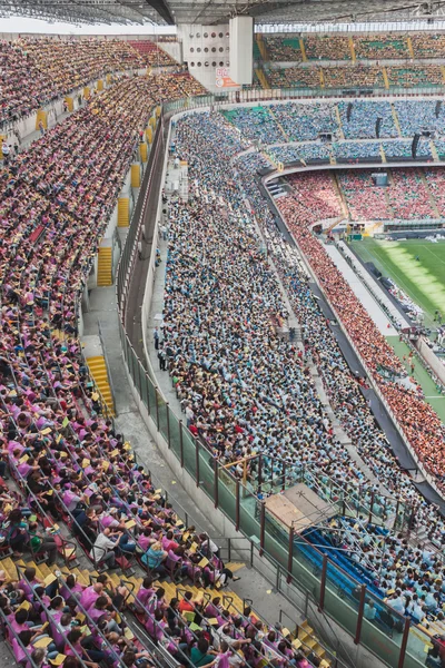 50.000 ragazzi partecipano a una cerimonia religiosa allo stadio San Siro di Milano — Foto Stock