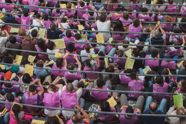 50.000 tenåringer deltar på en religiøs seremoni på San Siro stadion i Milano, Italia – stockfoto
