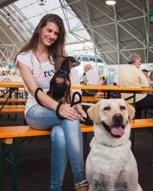 güzel kız quattrozampeinfiera Milan, İtalya, onun köpekleri ile poz