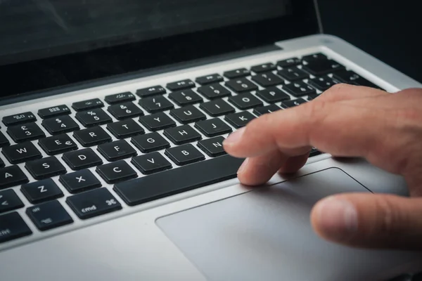 Detalhe das mãos trabalhando no teclado do computador — Fotografia de Stock