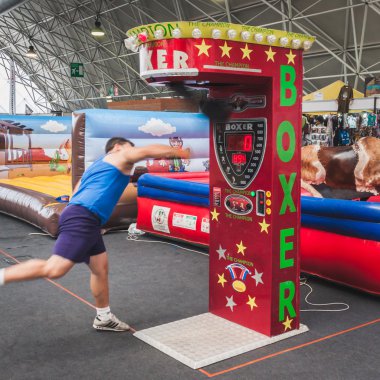 Milano, İtalya park olay sallanan at punchball isabet adam