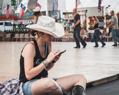 Milano, İtalya park olay sallanan at cowgirl manifatura