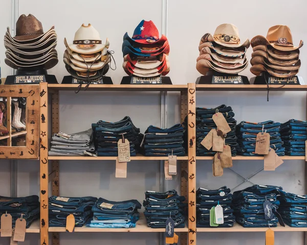 Cowboy hats and pants on display at Rocking the Park event in Milan, Italy — Stock Photo, Image