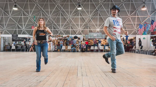 Mensen dansen op het schommelen van het park evenement in Milaan, Italië — Stockfoto