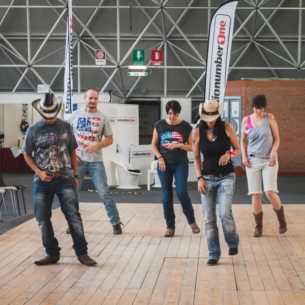 Mensen dansen op het schommelen van het park evenement in Milaan, Italië — Stockfoto