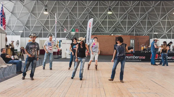 Gente bailando en el evento Rocking the Park en Milán, Italia — Foto de Stock
