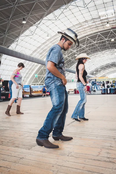 Folk danser på Rocking the Park arrangementet i Milano, Italia – stockfoto