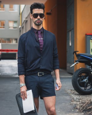 armani defileler milan erkekler moda haftası 2014 için bina dışındaki kişiler