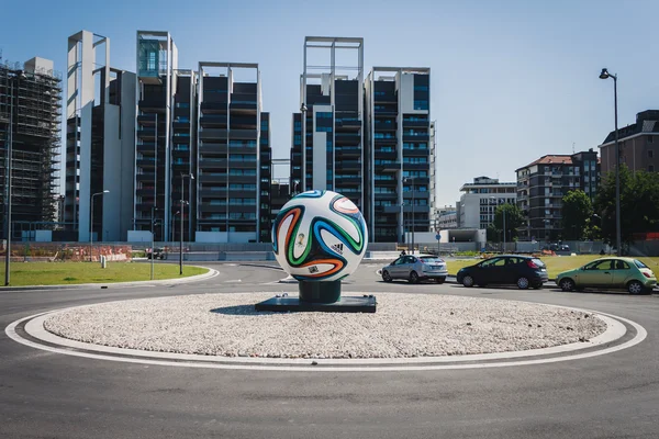 Büyük brazuca resmi maç topu ortasında bir dolambaçlı Milano, İtalya — Stok fotoğraf