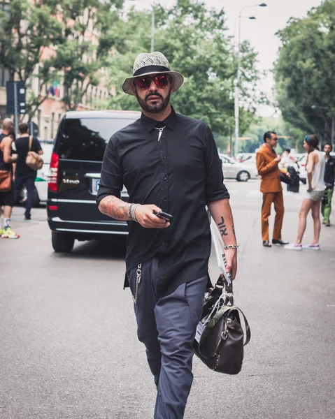 People outside Armani fashion shows building for Milan Men's Fashion Week 2014 — Stock Photo, Image