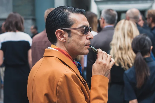 People outside Armani fashion shows building for Milan Men's Fashion Week 2014 — Stock Photo, Image