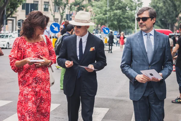 Personas fuera de Armani desfiles de moda edificio para Milán Semana de la Moda Masculina 2014 —  Fotos de Stock