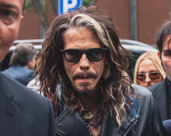 Cantante Steven Tyler fuera Armani desfiles de moda edificio para Milán Semana de la Moda Masculina 2014 — Foto de Stock