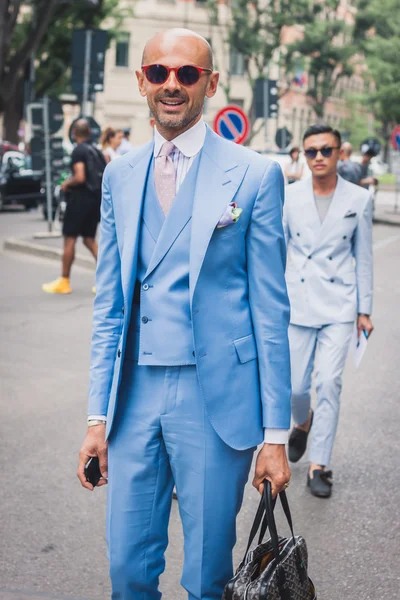 Lidé mimo armani módní přehlídky pro týden módy Miláně mužů 2014 — Stock fotografie