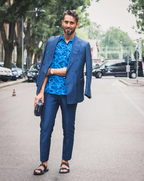 Lidé mimo armani módní přehlídky pro týden módy Miláně mužů 2014 — Stock fotografie
