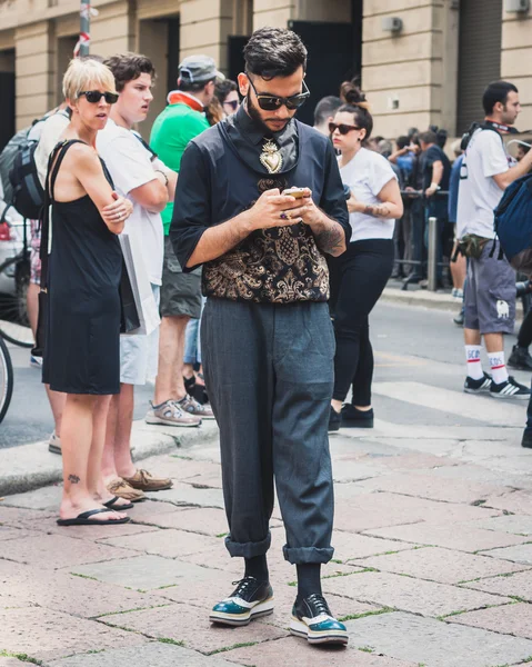Personas fuera de Armani desfiles de moda edificio para Milán Semana de la Moda Masculina 2014 — Foto de Stock