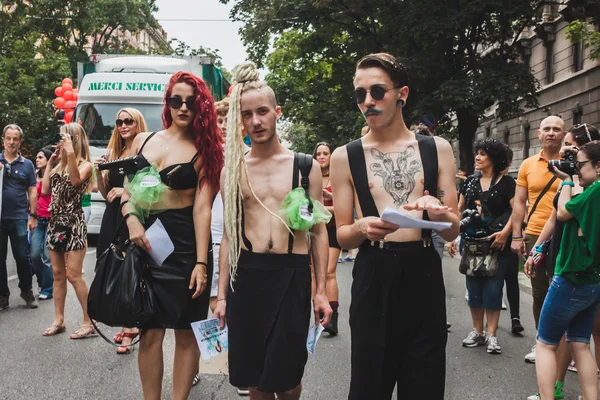 Personas que participan en el Orgullo de Milán 2014, Italia — Foto de Stock