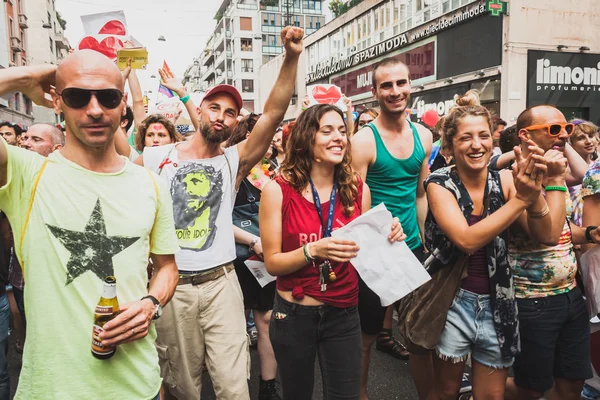 Pessoas que participam no Orgulho de Milão 2014, Itália — Fotografia de Stock