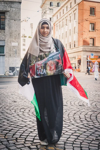 抗议加沙地带轰炸在米兰，意大利的女孩 — 图库照片