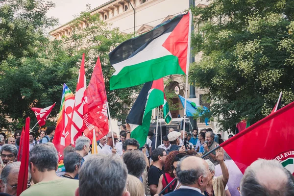 Emberek a Gázai övezet ellen tiltakozó szalag, bombázás, Milánó, Olaszország — Stock Fotó