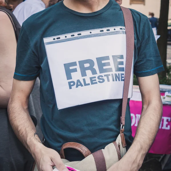 People protesting against Gaza strip bombing in Milan, Italy — Stock Photo, Image