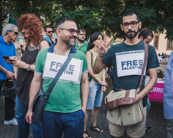 Personas protestando contra el bombardeo de la Franja de Gaza en Milán, Italia — Foto de Stock