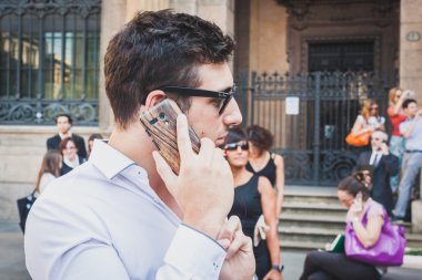 İtalya, Milano 'daki ani kalabalığa işadamları katılıyor.
