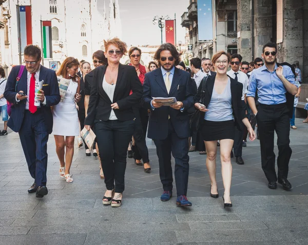 Affärsmän deltar i en flash mob i Milano, Italien — Stockfoto