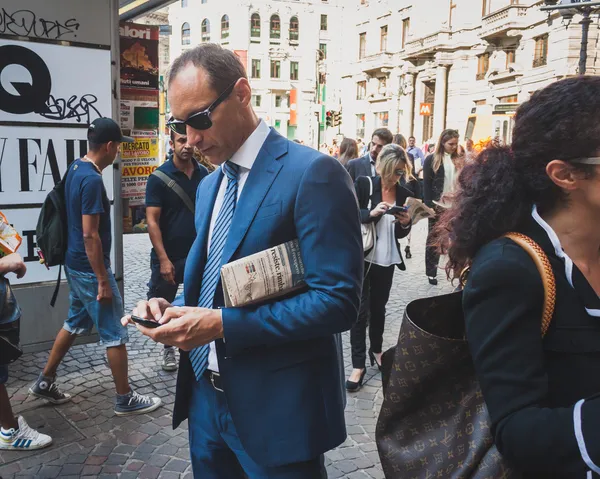 Zakenmensen nemen deel aan een flitsmeute in Milaan, Italië — Stockfoto