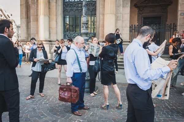 Empresários participam de um flash mob em Milão, Itália — Fotografia de Stock