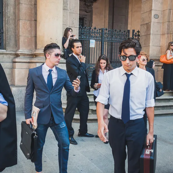 Des hommes d'affaires participent à une manifestation éclair à Milan, en Italie — Photo