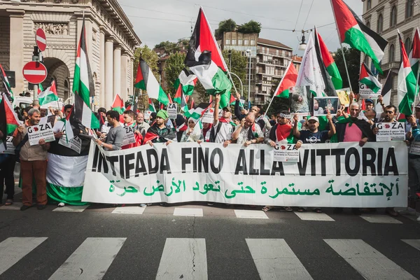 Människor som protesterar mot gaza remsa bombningen i Milano, Italien — Stockfoto