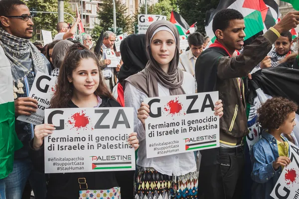 밀라노, 이탈리아에서에서 가자 지구 폭격에 항의 하는 사람들 — 스톡 사진