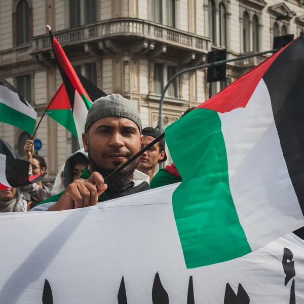 Emberek a Gázai övezet ellen tiltakozó szalag, bombázás, Milánó, Olaszország — Stock Fotó