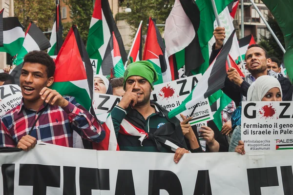 Pessoas que protestam contra os bombardeios na Faixa de Gaza em Milão, Itália — Fotografia de Stock