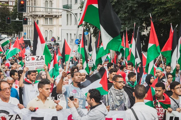 Menschen protestieren in Mailand, Italien gegen die Bombardierung der Gazastreifen — Stockfoto