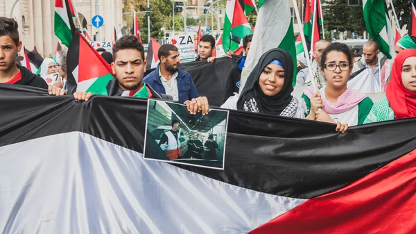 Pessoas que protestam contra os bombardeios na Faixa de Gaza em Milão, Itália — Fotografia de Stock