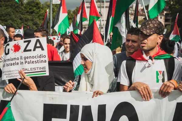 Menschen protestieren in Mailand, Italien gegen die Bombardierung der Gazastreifen — Stockfoto