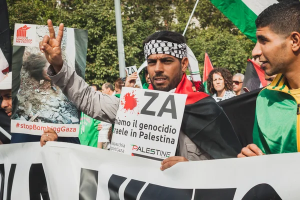 Mensen die protesteren tegen gaza strip bombardementen in Milaan, Italië — Stockfoto