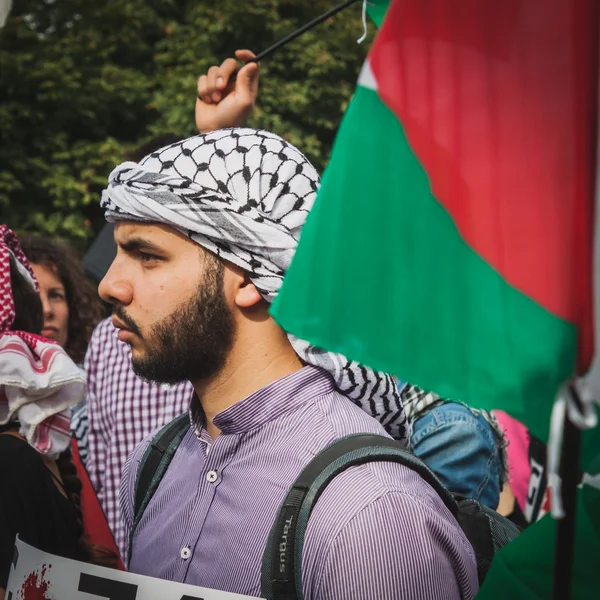 Menschen protestieren in Mailand, Italien gegen die Bombardierung der Gazastreifen — Stockfoto