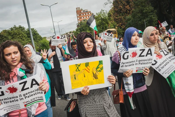 Personas protestando contra el bombardeo de la Franja de Gaza en Milán, Italia — Foto de Stock