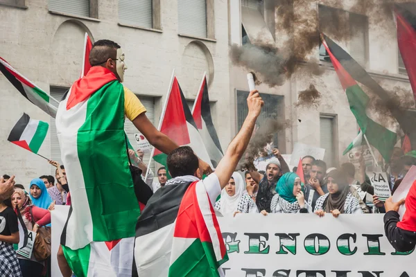 Lidé protestovali proti Gaze bombardování Gazy v Miláně, Itálie — Stock fotografie