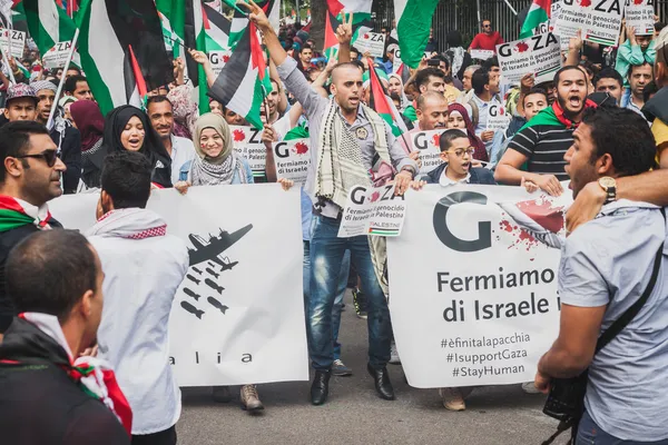 Lidé protestovali proti Gaze bombardování Gazy v Miláně, Itálie — Stock fotografie