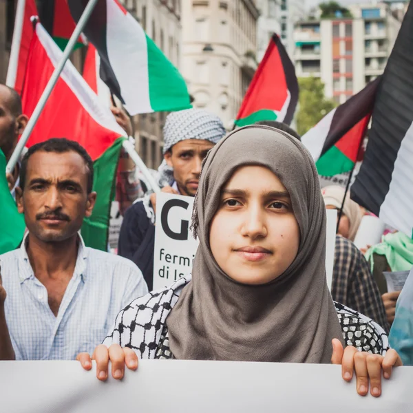 Människor som protesterar mot gaza remsa bombningen i Milano, Italien — Stockfoto