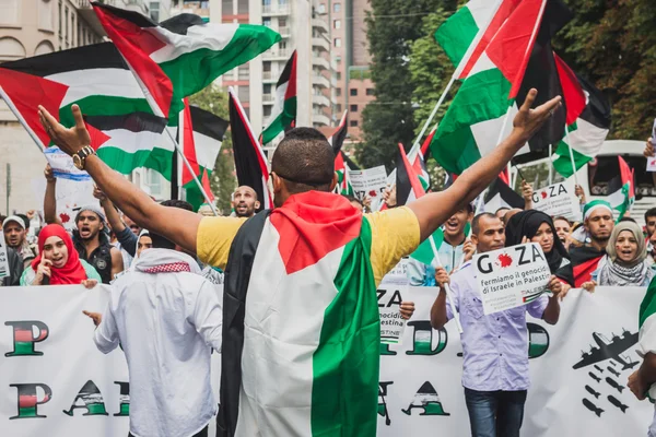Menschen protestieren in Mailand, Italien gegen die Bombardierung der Gazastreifen — Stockfoto