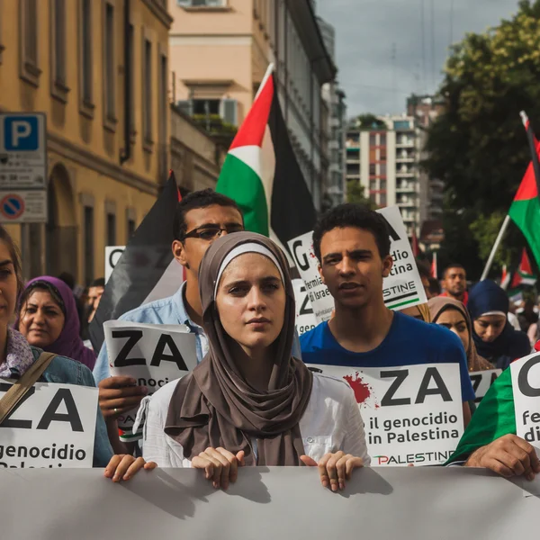 Menschen protestieren in Mailand, Italien gegen die Bombardierung der Gazastreifen — Stockfoto