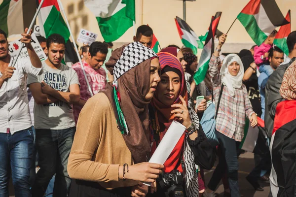 Άνθρωποι διαμαρτύρονταν για τη λωρίδα της Γάζας βομβιστική επίθεση στο Μιλάνο, Ιταλία — Φωτογραφία Αρχείου