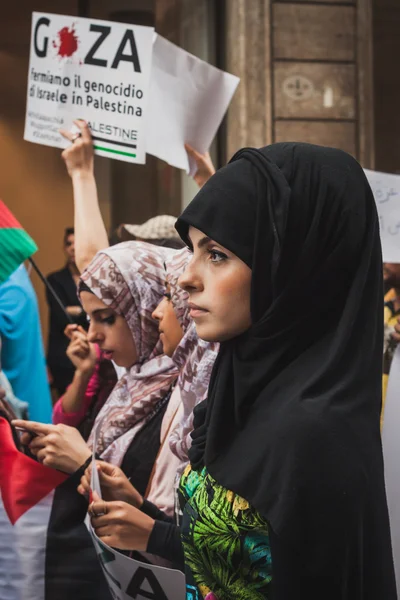 Άνθρωποι διαμαρτύρονταν για τη λωρίδα της Γάζας βομβιστική επίθεση στο Μιλάνο, Ιταλία — Φωτογραφία Αρχείου